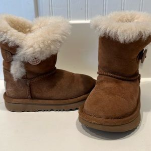 UGG Bailey Button II - chestnut boots size 8 (Toddler)